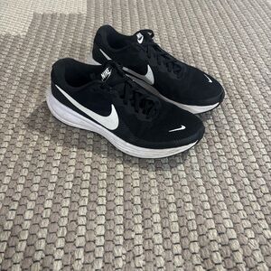Nike Black and White Sneakers (Big Kid 7.5 Wide)